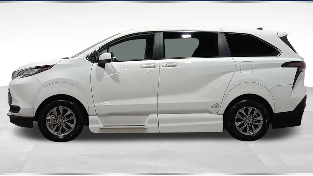 2023 Toyota Sienna LE 8-Passenger