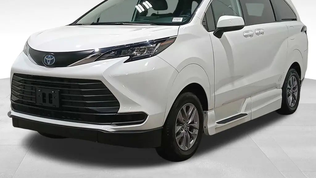 2023 Toyota Sienna LE 8-Passenger