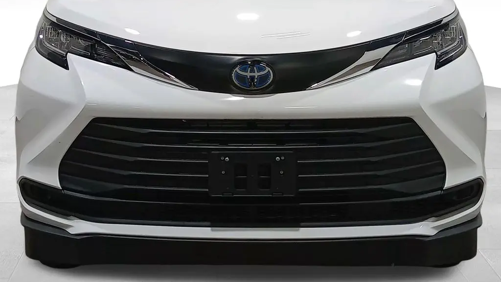 2023 Toyota Sienna LE 8-Passenger