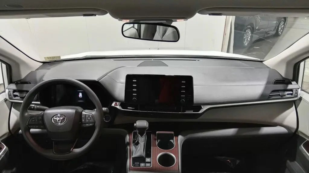 2023 Toyota Sienna LE 8-Passenger