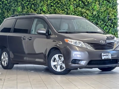 2017 Toyota Sienna LE 7-Passenger Auto Access Seat 4DR Mini-Van