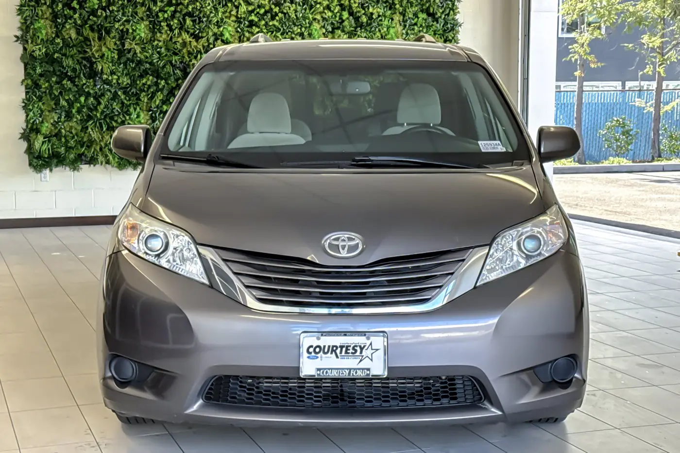 2017 Toyota Sienna - $15,997