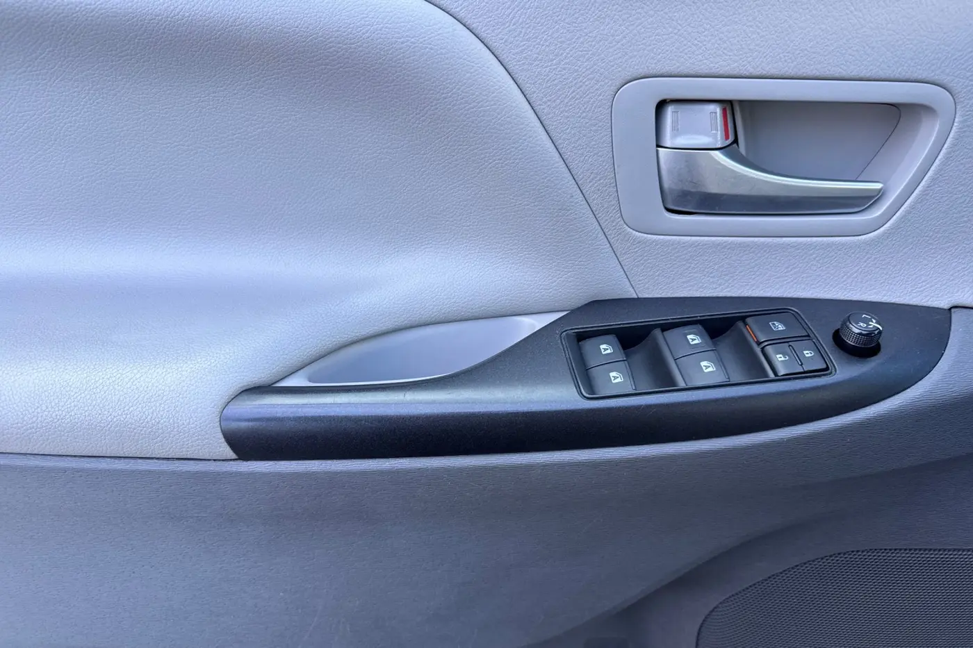2017 Toyota Sienna - $15,997