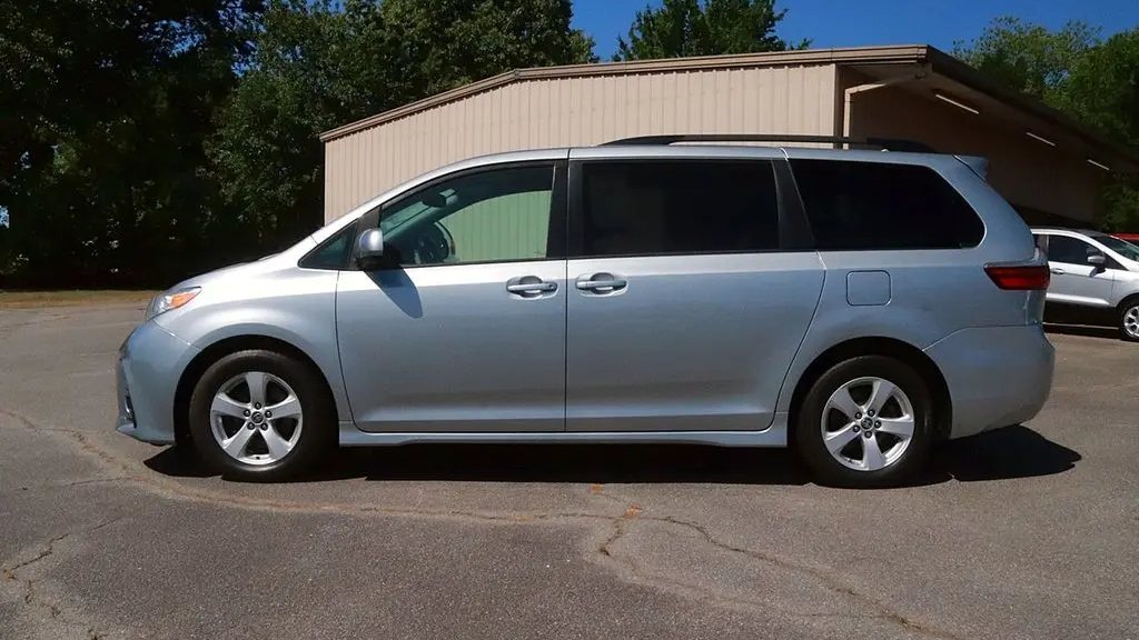 2020 Toyota Sienna LE 7-Passenger Auto Access Seat