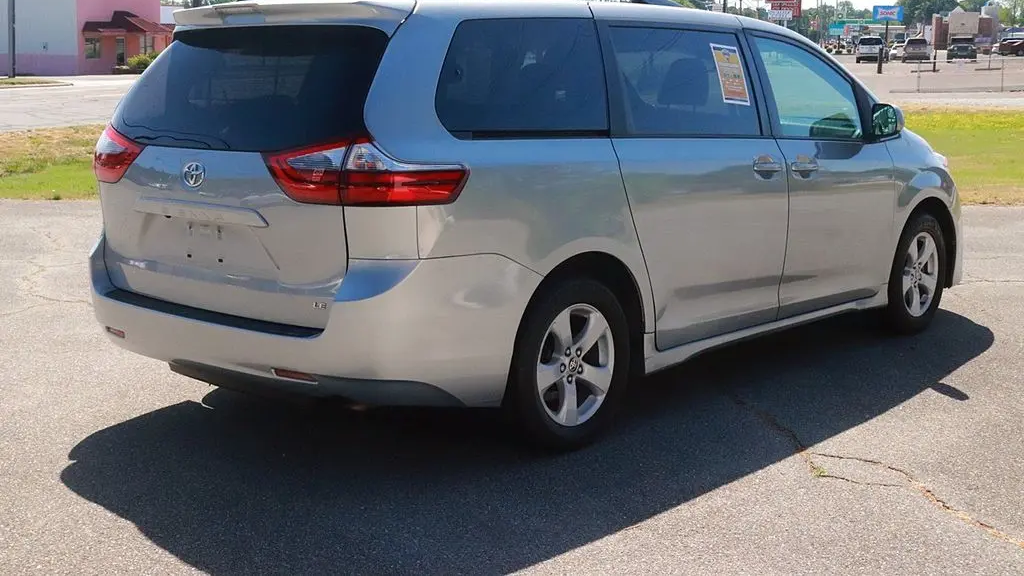 2020 Toyota Sienna LE 7-Passenger Auto Access Seat