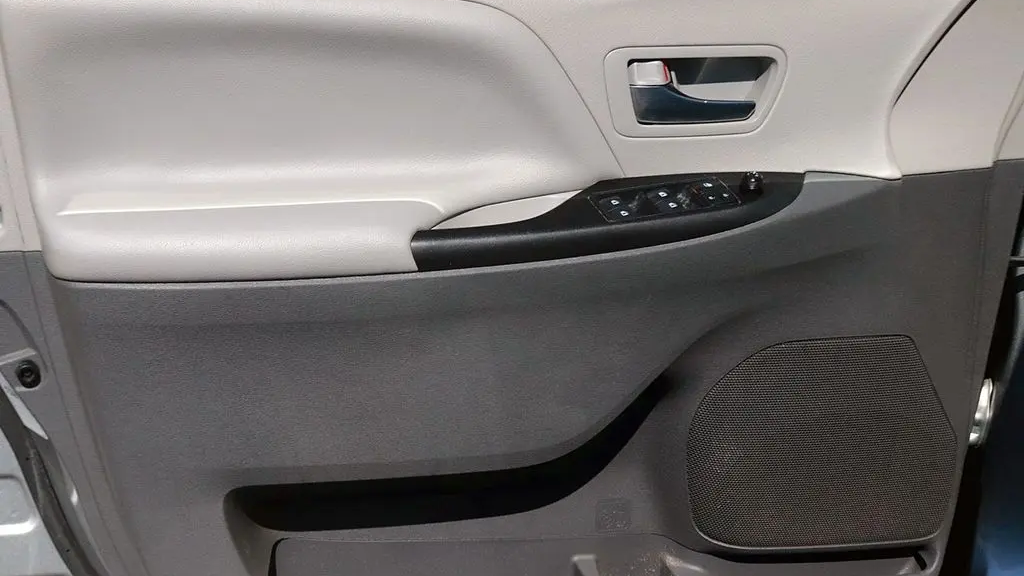 2020 Toyota Sienna LE 7-Passenger Auto Access Seat