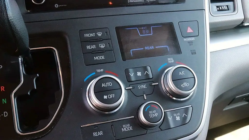 2020 Toyota Sienna LE 7-Passenger Auto Access Seat