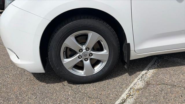 2017 Toyota Sienna LE 7-Passenger Auto Access Seat