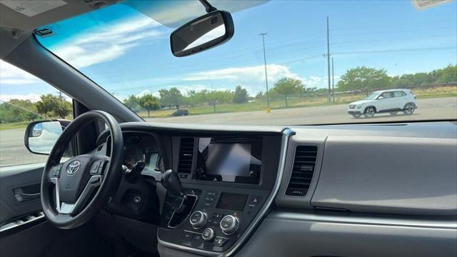 2017 Toyota Sienna LE 7-Passenger Auto Access Seat
