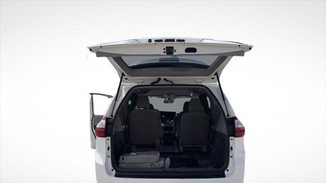 2017 Toyota Sienna LE 7-Passenger Auto Access Seat