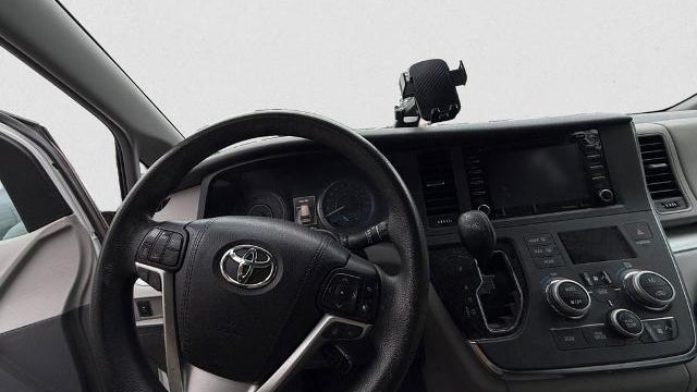 2018 Toyota Sienna LE 7-Passenger Auto Access Seat