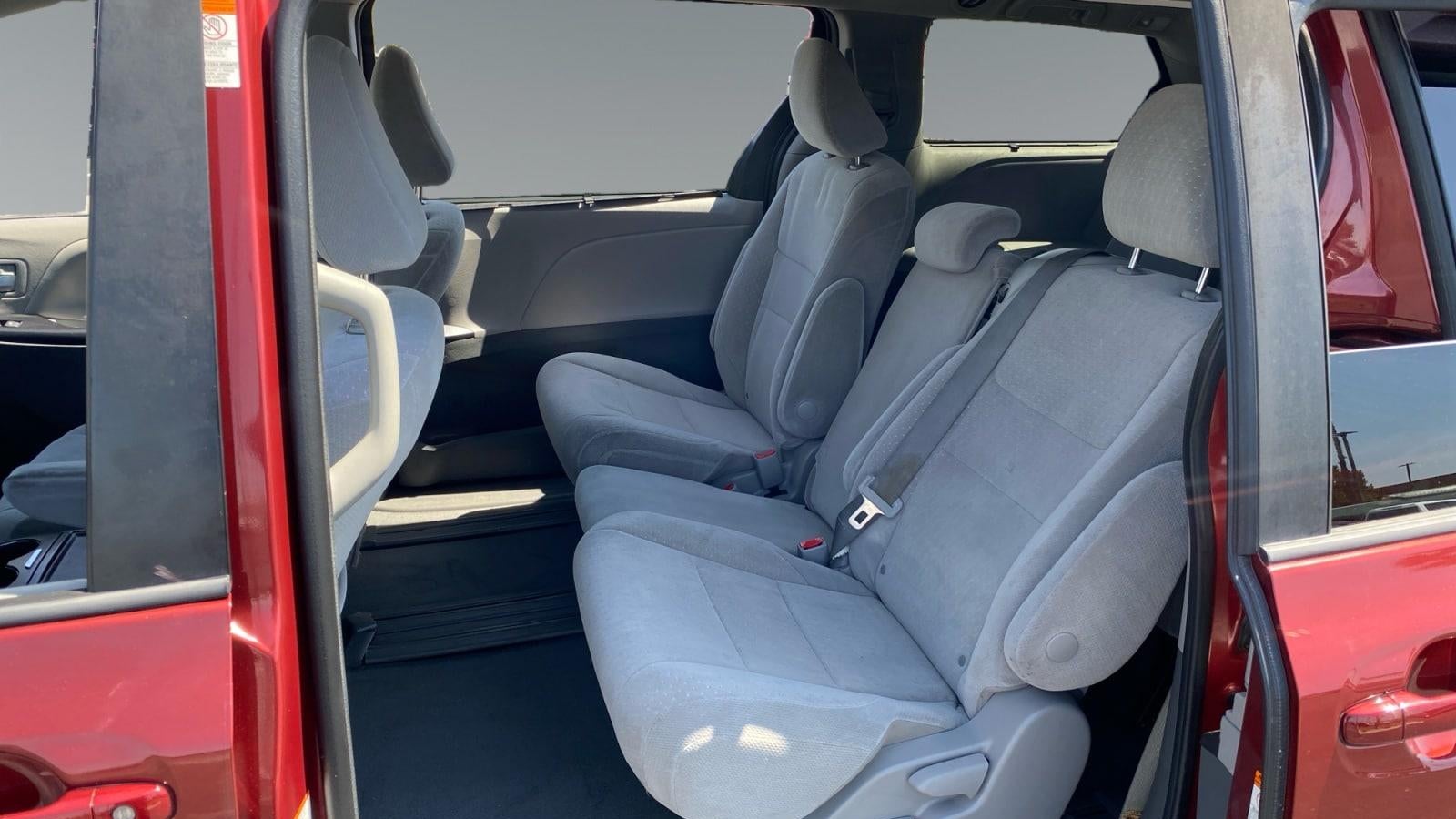 2020 Toyota Sienna LE 7-Passenger Auto Access Seat