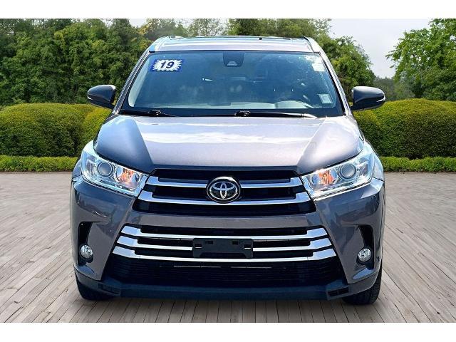 2019 Toyota Highlander XLE — photo 1 of 12