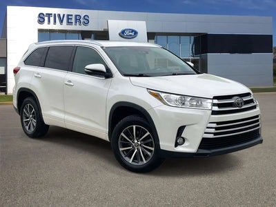 Photo of a 2017 Toyota Highlander SE 4DR SUV for sale