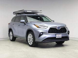 2023 Toyota Highlander Hybrid with Moon Dust Exterior