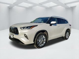 2023 Toyota Highlander Hybrid with Wind Chill Pearl Exterior