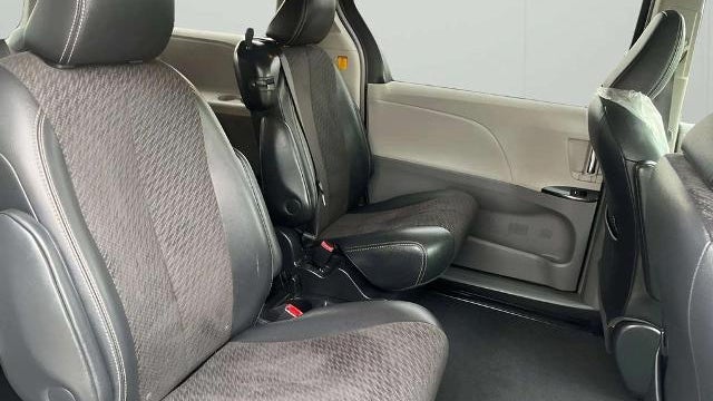 2011 Toyota Sienna SE 8-Passenger