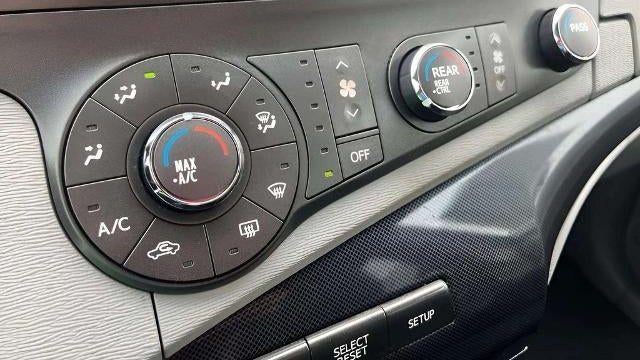 2011 Toyota Sienna SE 8-Passenger