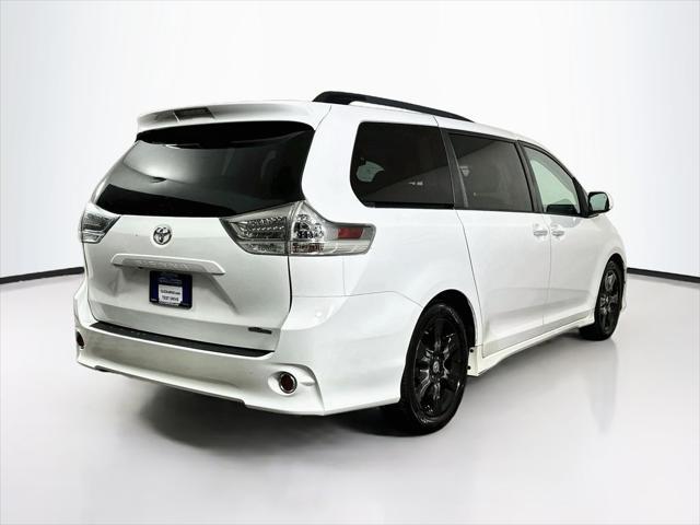 2015 Toyota Sienna - $10,588