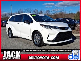 2021 Toyota Sienna with Super White Exterior