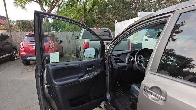 2017 Toyota Sienna SE 8-Passenger