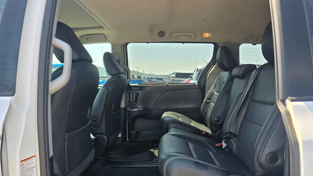 2017 Toyota Sienna SE 8-Passenger