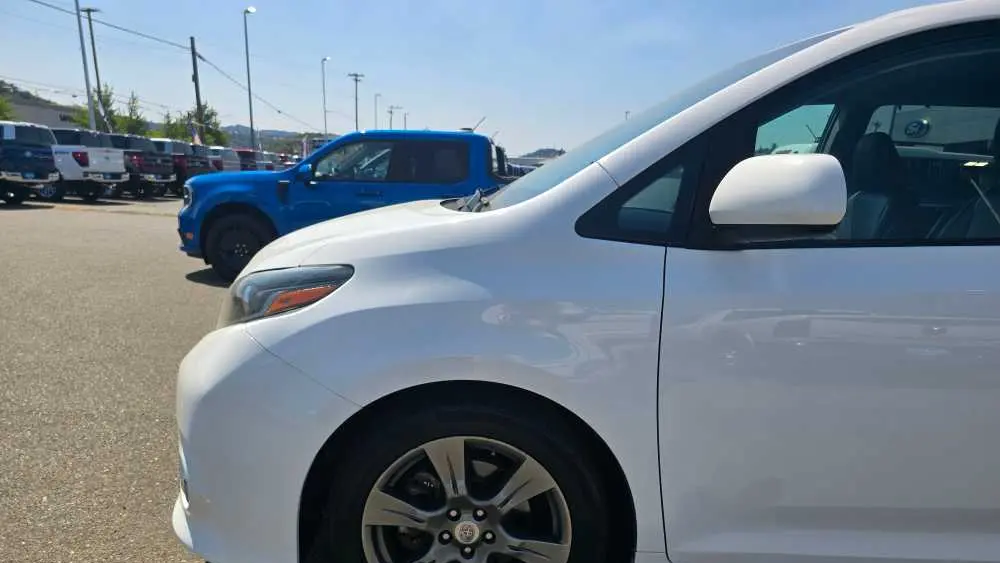 2017 Toyota Sienna SE 8-Passenger