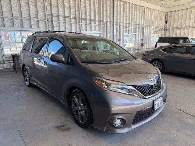 2017 Toyota Sienna SE 8-Passenger — photo 1 of 5