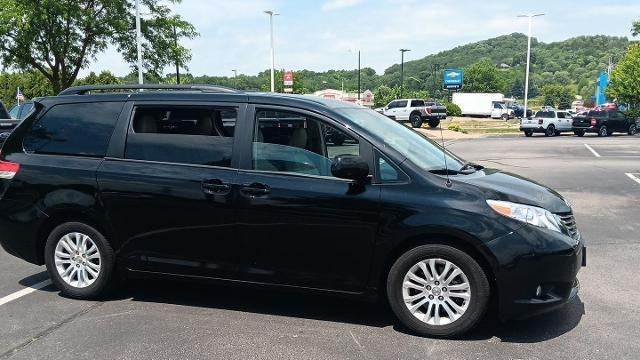 2012 Toyota Sienna XLE 7-Passenger Auto Access Seat