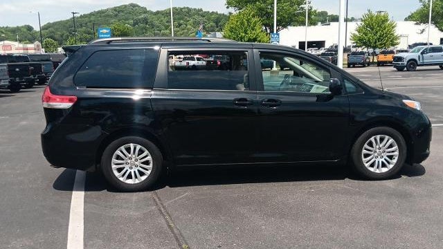 2012 Toyota Sienna XLE 7-Passenger Auto Access Seat