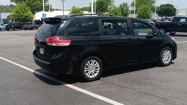 2012 Toyota Sienna XLE 7-Passenger Auto Access Seat