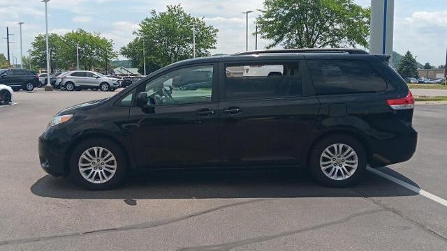 2012 Toyota Sienna XLE 7-Passenger Auto Access Seat