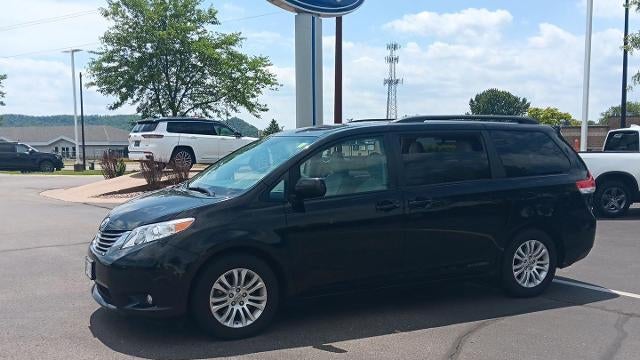 2012 Toyota Sienna XLE 7-Passenger Auto Access Seat