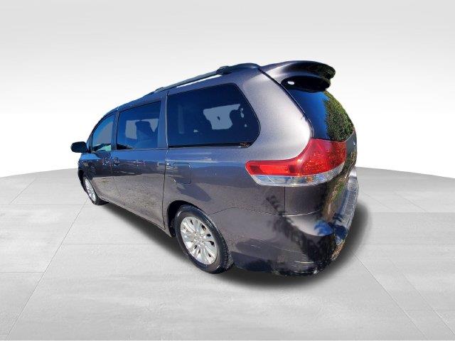 2011 Toyota Sienna - $4,986