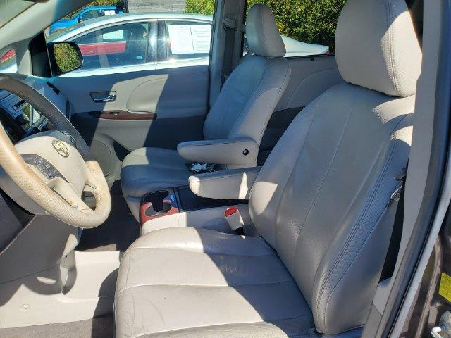 2011 Toyota Sienna - $4,986