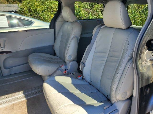 2011 Toyota Sienna - $4,986