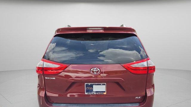 2015 Toyota Sienna XLE 7-Passenger Auto Access Seat
