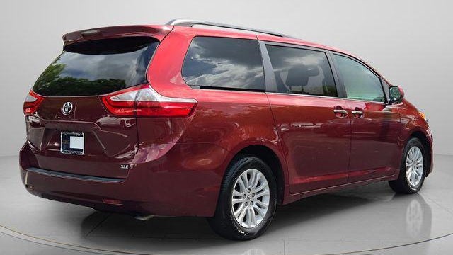 2015 Toyota Sienna XLE 7-Passenger Auto Access Seat
