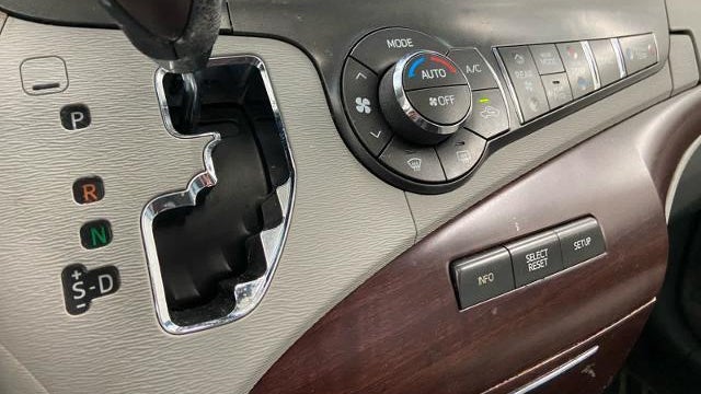 2013 Toyota Sienna XLE 7-Passenger Auto Access Seat