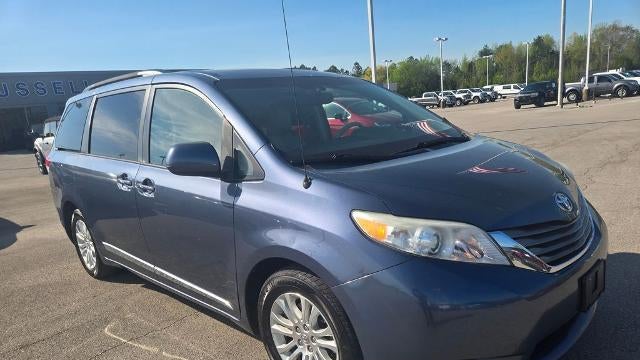 2014 Toyota Sienna XLE 7-Passenger Auto Access Seat