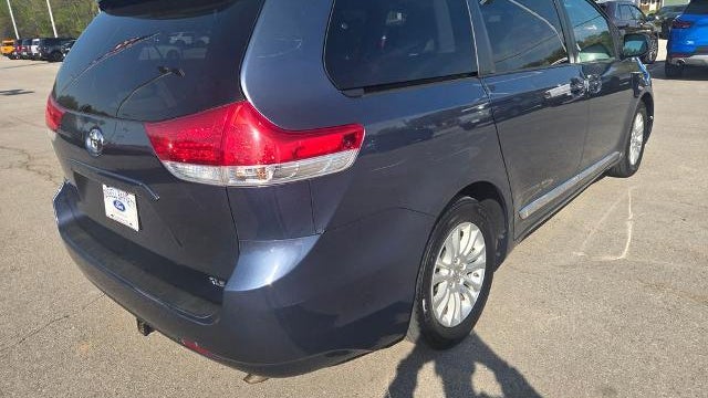 2014 Toyota Sienna XLE 7-Passenger Auto Access Seat