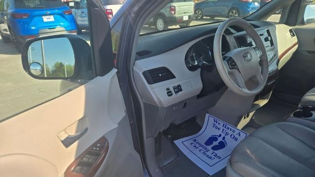 2014 Toyota Sienna XLE 7-Passenger Auto Access Seat