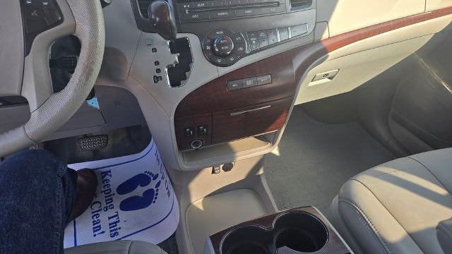 2014 Toyota Sienna XLE 7-Passenger Auto Access Seat