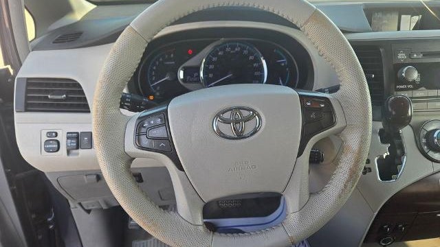 2014 Toyota Sienna XLE 7-Passenger Auto Access Seat