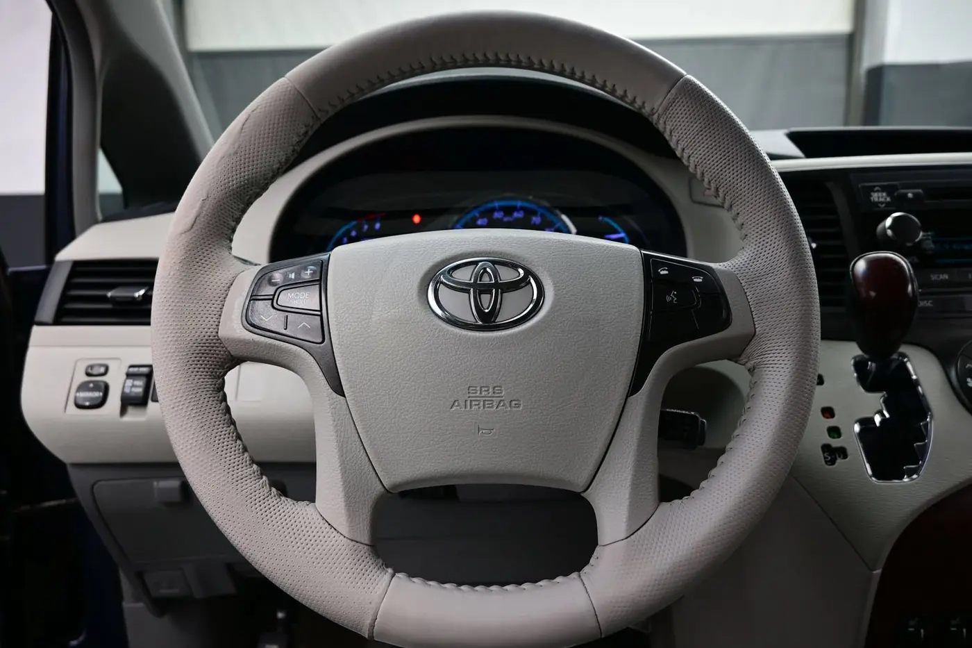 2014 Toyota Sienna - $15,461