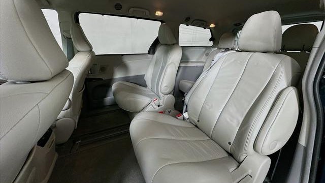 2013 Toyota Sienna XLE 7-Passenger Auto Access Seat