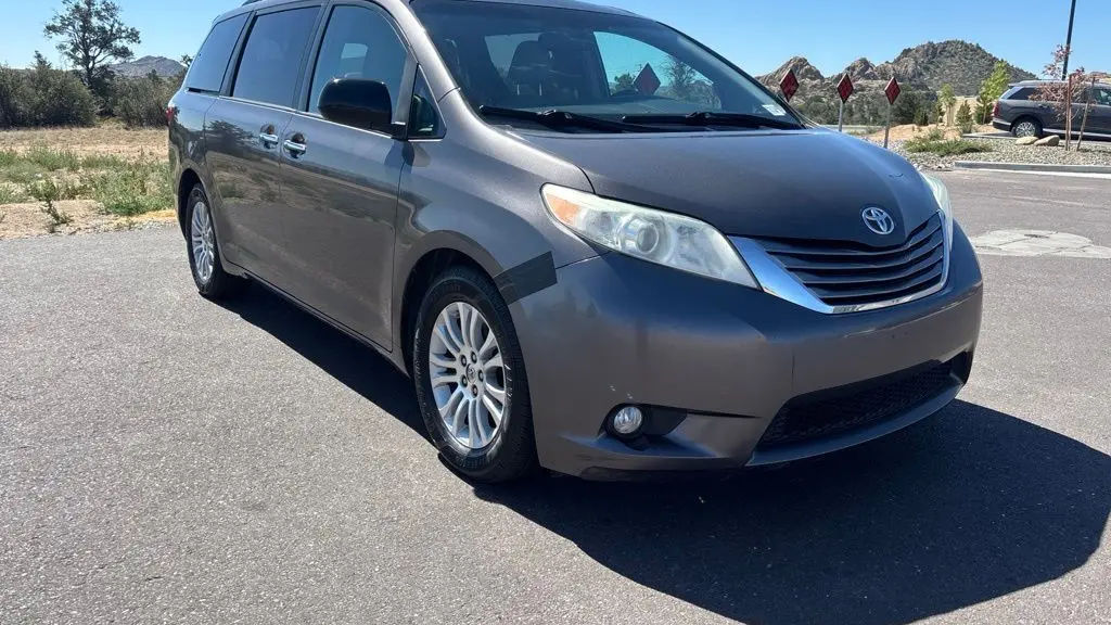 2015 Toyota Sienna XLE 7-Passenger Auto Access Seat