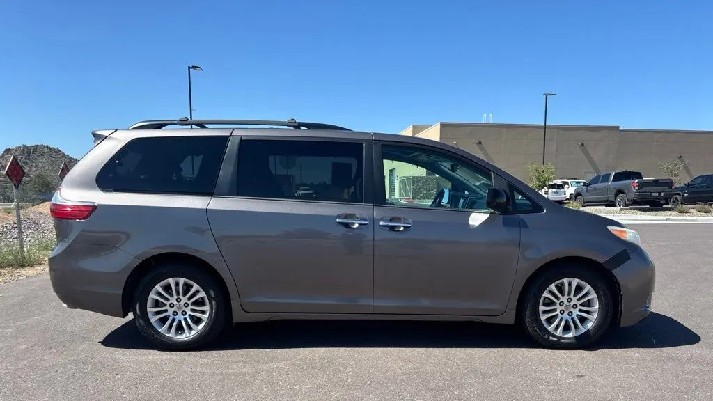 2015 Toyota Sienna XLE 7-Passenger Auto Access Seat