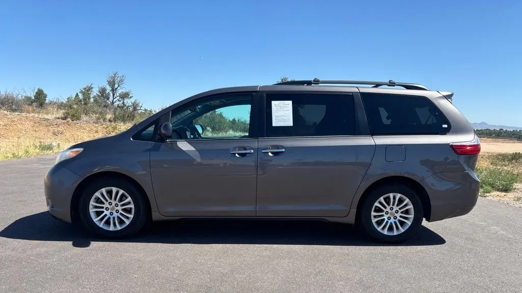 2015 Toyota Sienna XLE 7-Passenger Auto Access Seat