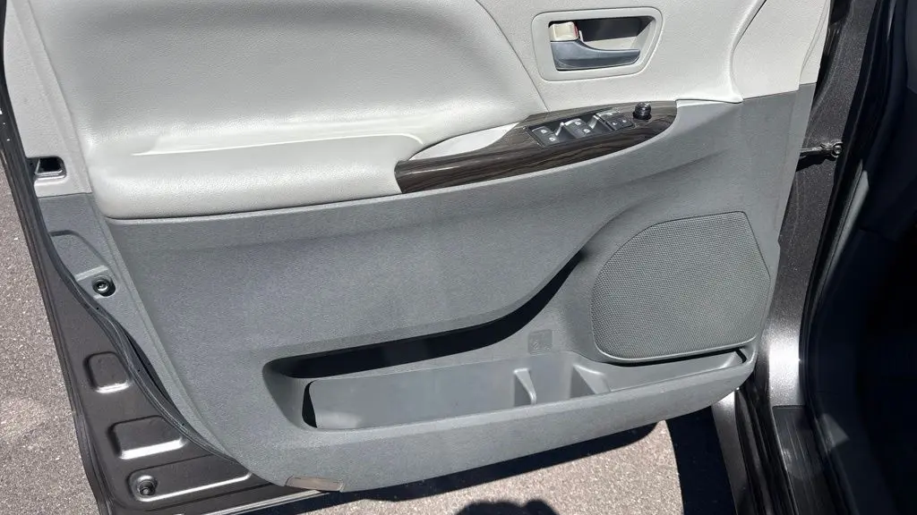 2015 Toyota Sienna XLE 7-Passenger Auto Access Seat